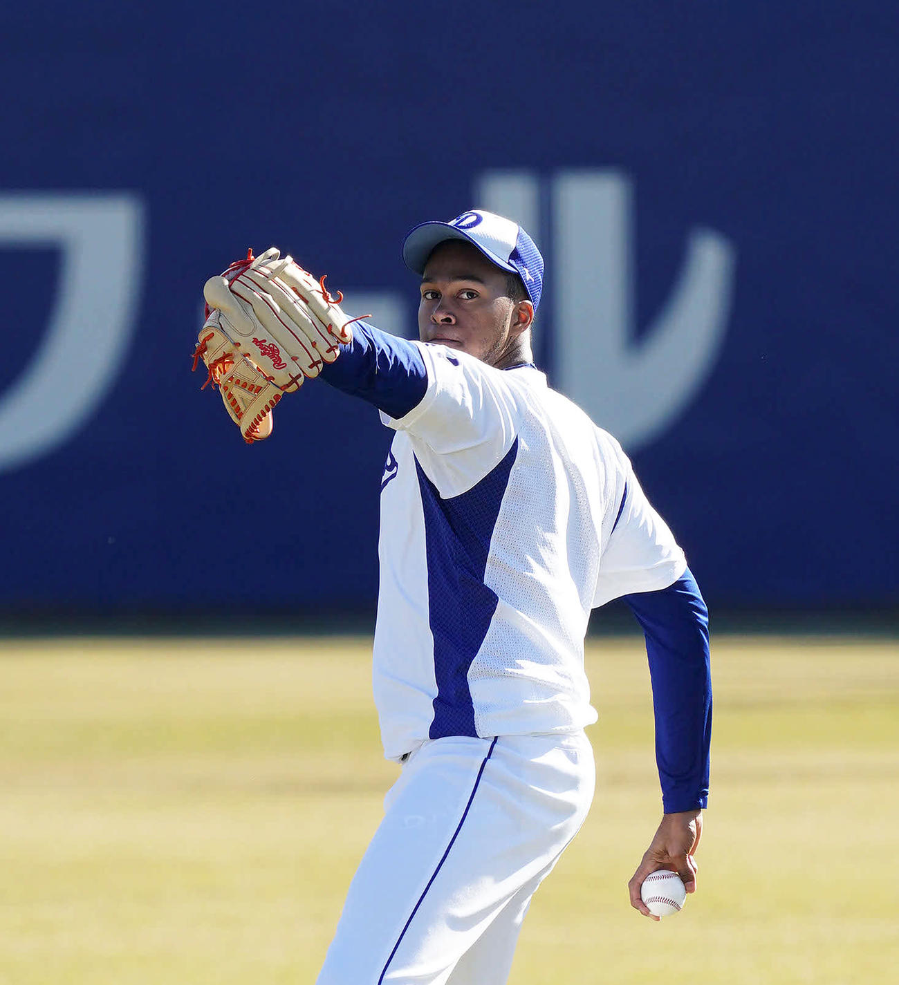 キャッチボールをするR・マルティネス（撮影・森本幸一）