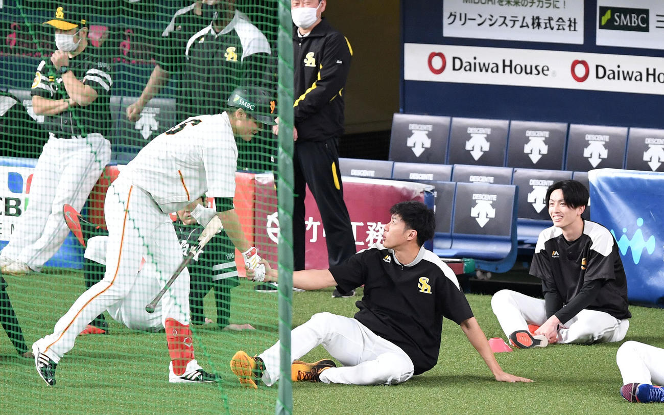巨人対ソフトバンク　握手を交わす巨人坂本（左）とソフトバンク柳田（中央）（撮影・横山健太）