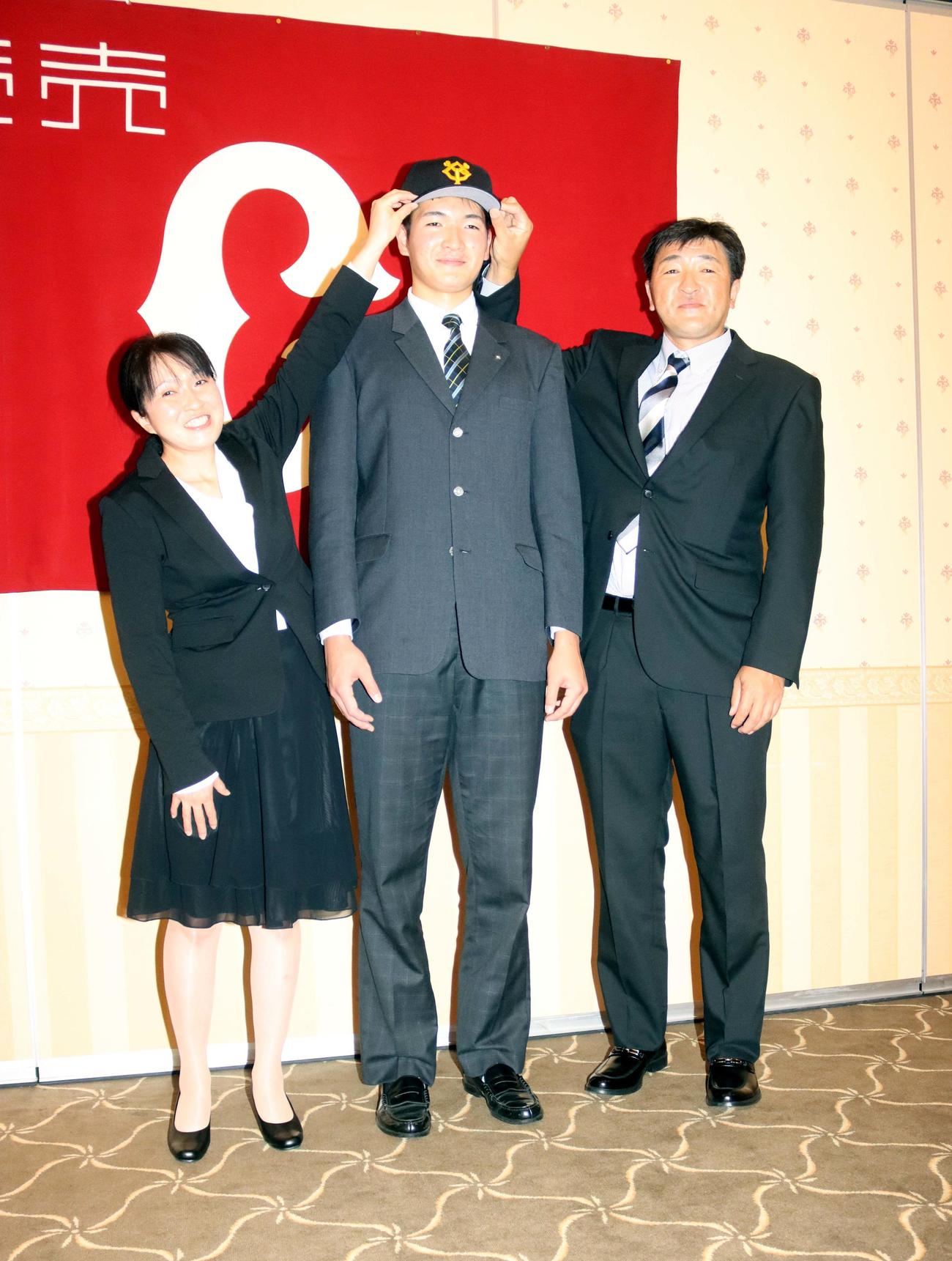 父貢さん（右）、母恵さん（左）と並び笑顔の札幌大谷・阿部（撮影・永野高輔）
