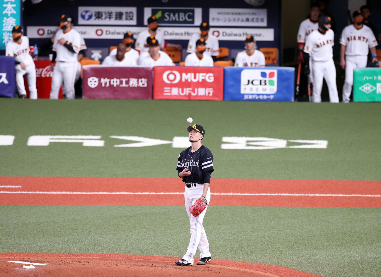 巨人対ソフトバンク　1回裏巨人1死一塁、坂本を三振に仕留めボールを高々と浮かべリラックスした表情の千賀（撮影・垰建太）