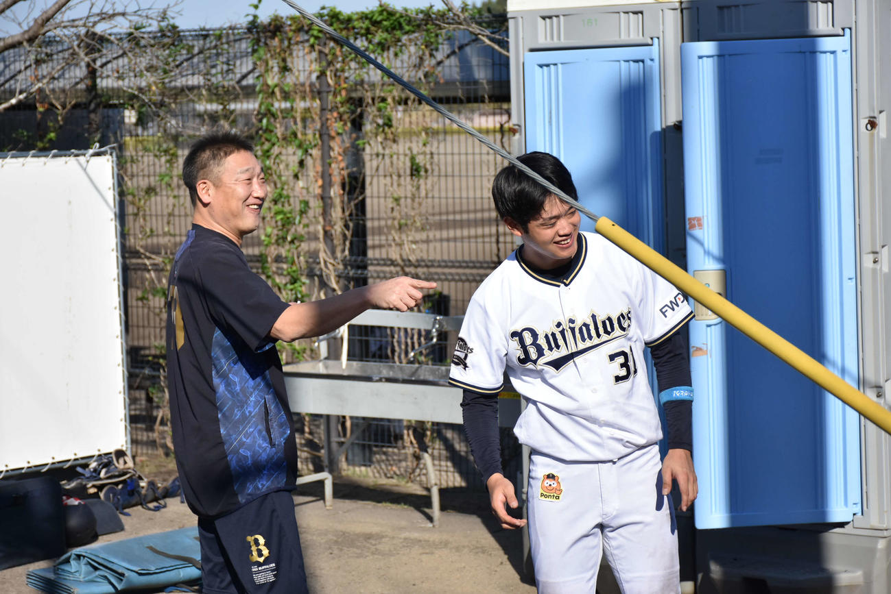 宮崎フェニックス・リーグのロッテ戦で4安打を放ち、中嶋監督に声を掛けられるオリックス大田椋内野手（撮影者＝真柴健）