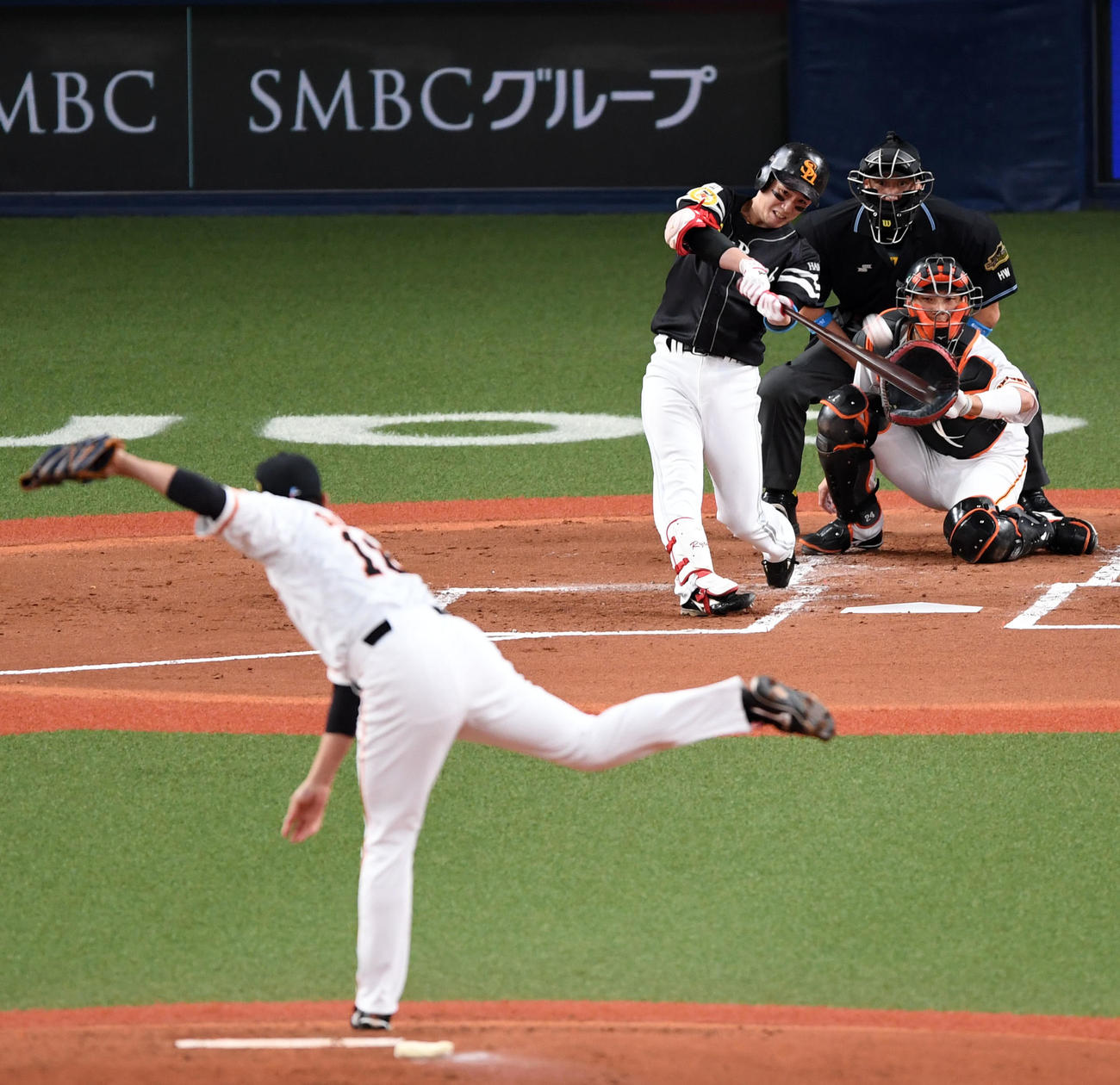 巨人対ソフトバンク　2回表ソフトバンク無死一塁、右越え2点本塁打を放つ栗原（撮影・横山健太）