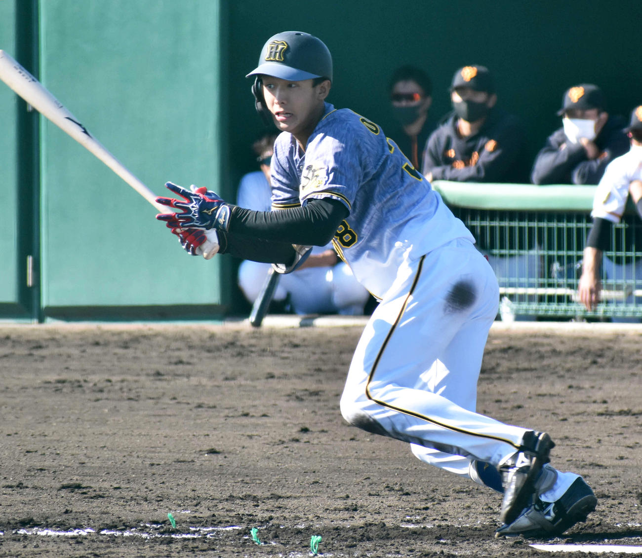 1回に遊撃への内野安打を放つ阪神小幡（撮影・只松憲）