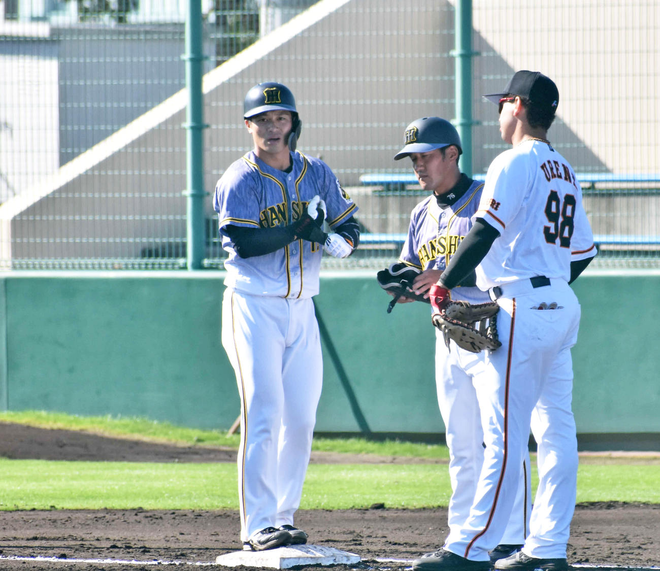 2回に左前打を放ち、一塁ベースに立つ阪神坂本（撮影・只松憲）