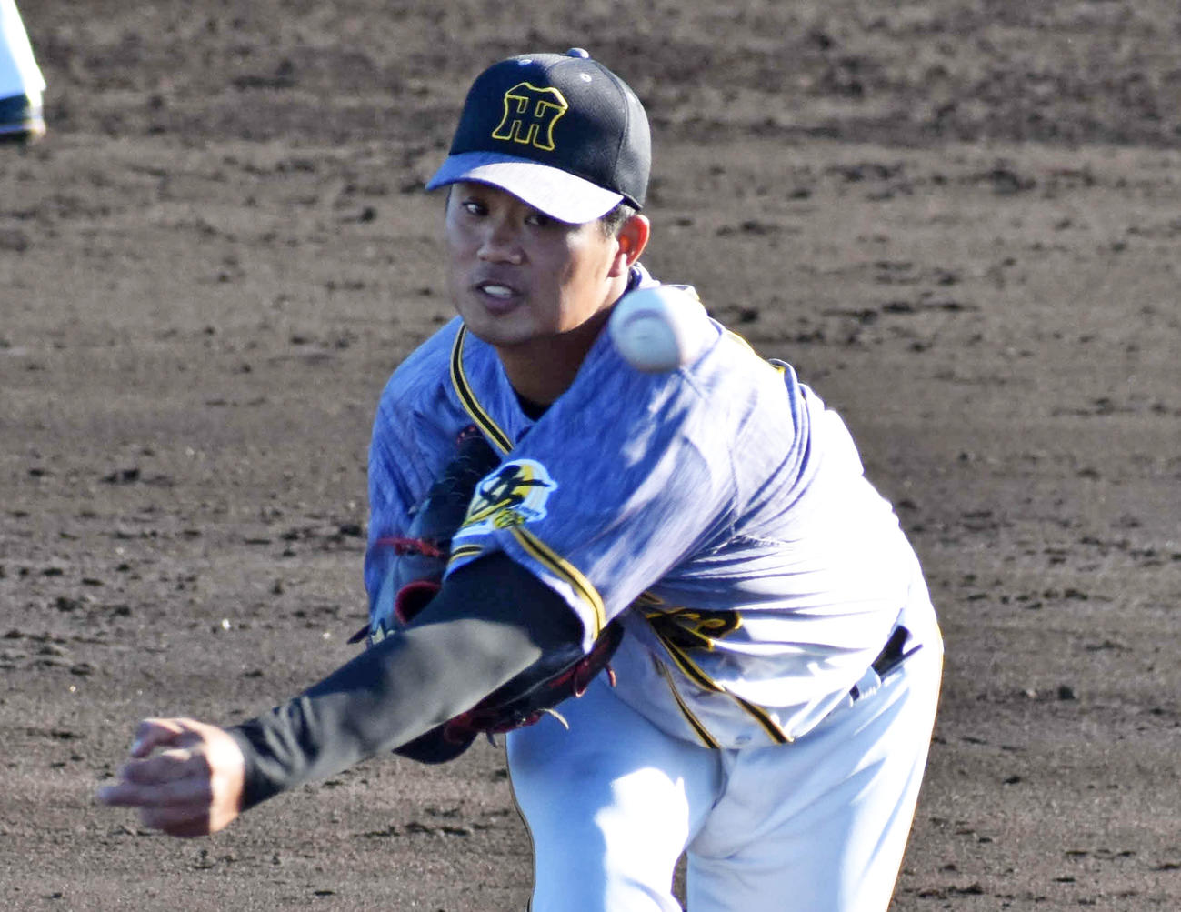8回2死で緊急登板した阪神石井（撮影・只松憲）