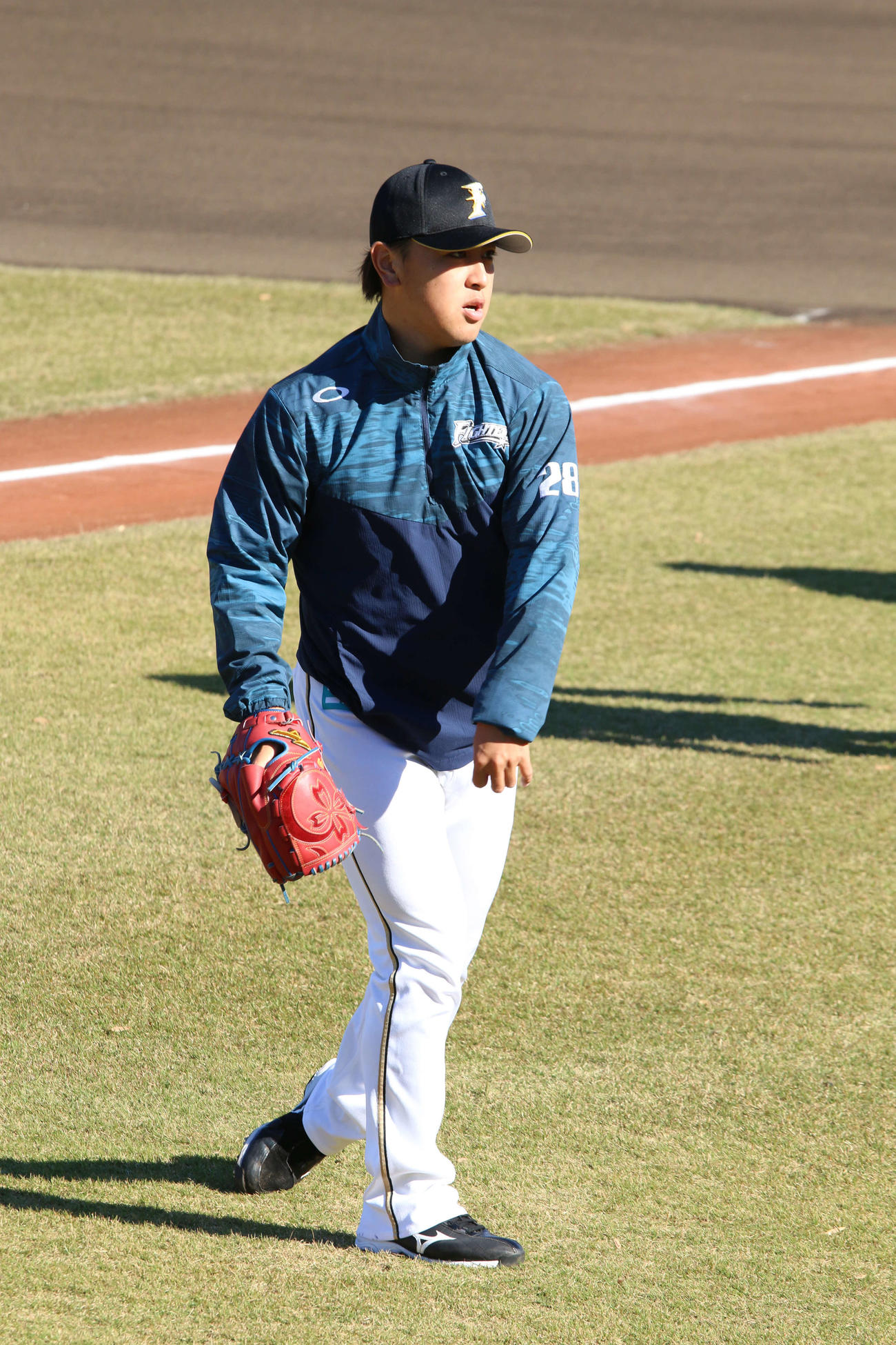 キャッチボールする日本ハム河野（撮影・田中彩友美）