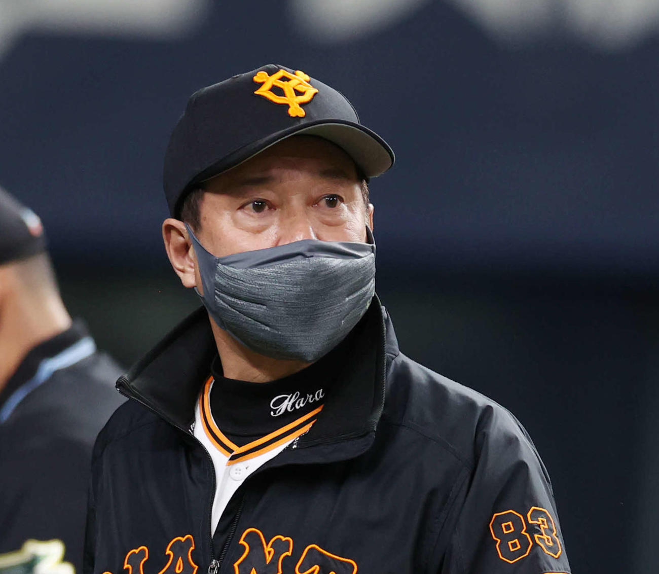 巨人対ソフトバンク　7回表を前に投手交代を告げ引き揚げる原監督（撮影・河野匠）