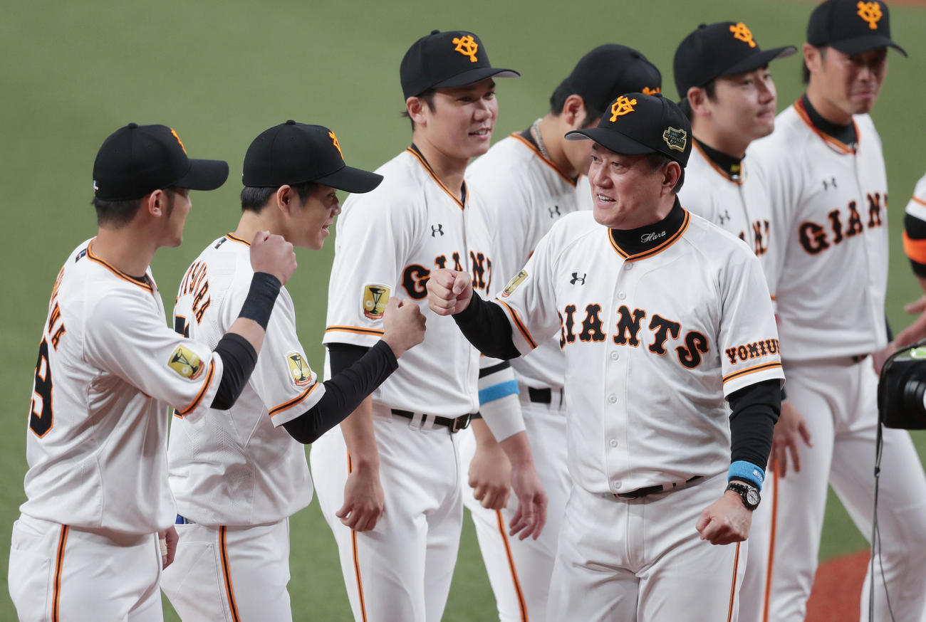 巨人対ソフトバンク　試合前セレモニーで入場しナインとグータッチを交わす巨人原監督（中央右）（撮影・前田充）