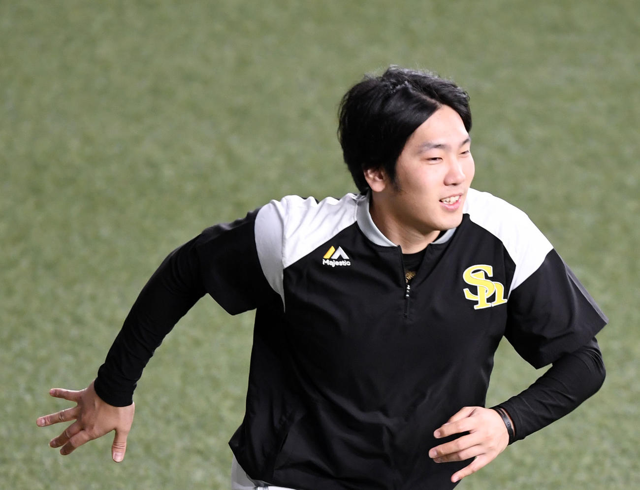 巨人対ソフトバンク　ダッシュをするソフトバンク石川（撮影・横山健太）