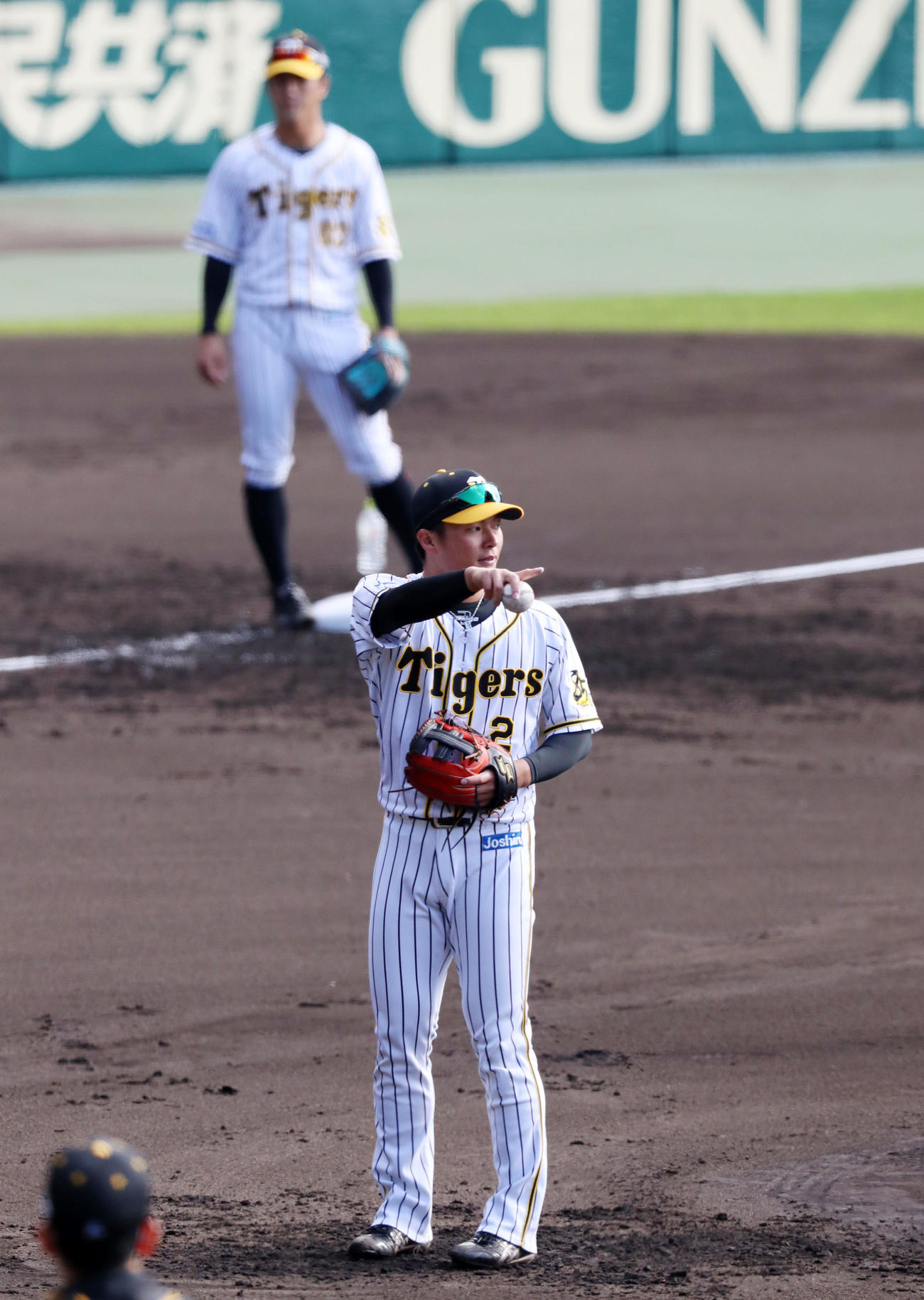 マウンド前に立ちボール回しの練習を行う北條（撮影・加藤哉）