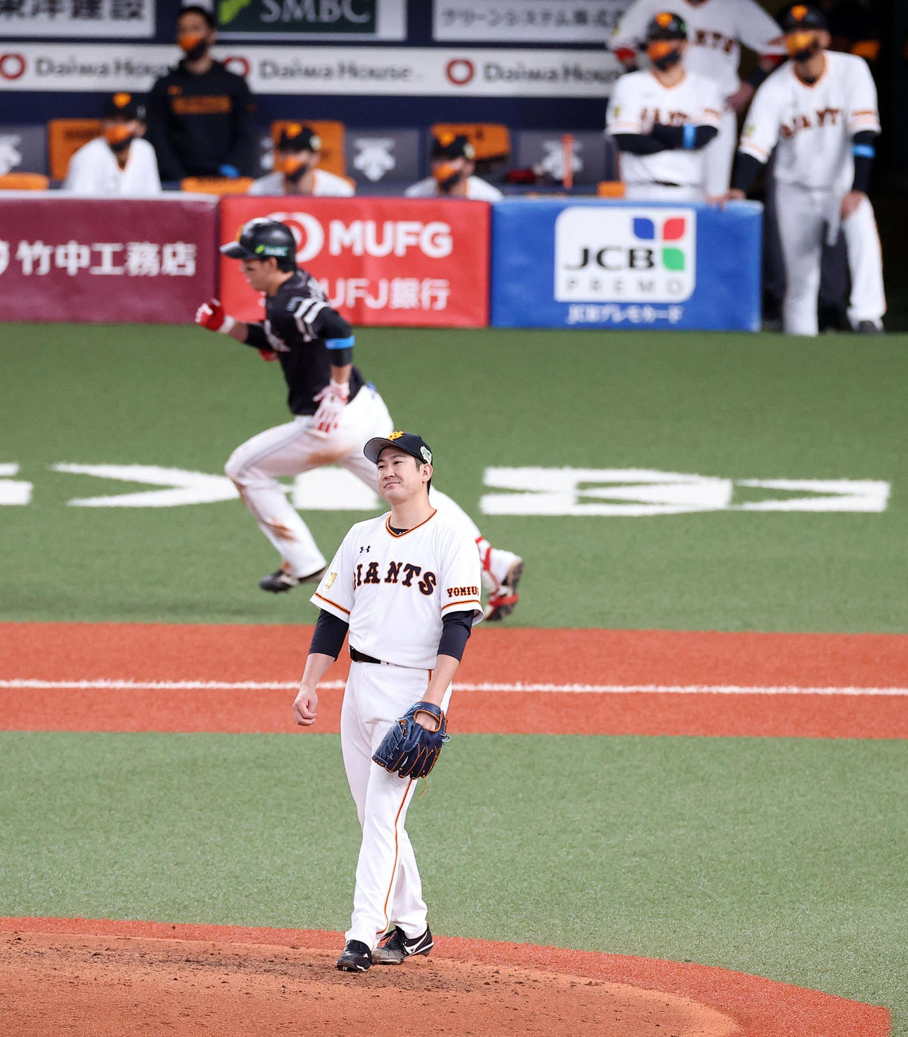 巨人対ソフトバンク　6回表2死一、三塁、栗原（後方）に適時二塁打を許し悔しげな菅野（撮影・垰建太）