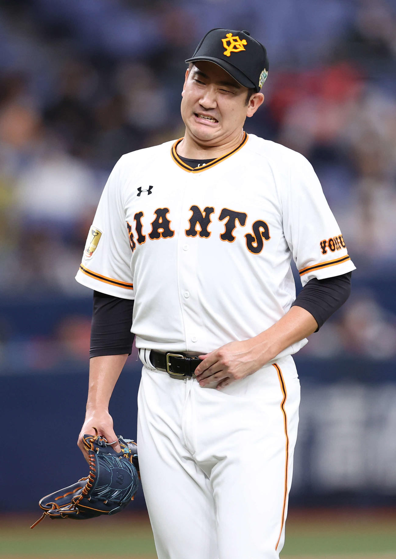 巨人対ソフトバンク　6回表を終え、この回2失点の菅野は険しい表情で引き揚げる（撮影・河野匠）