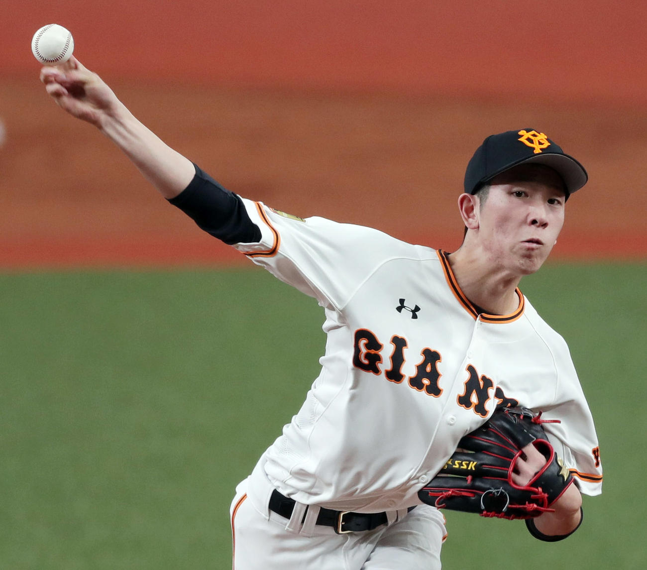 巨人対ソフトバンク　7回表、巨人2番手で登板する戸郷（撮影・前田充）