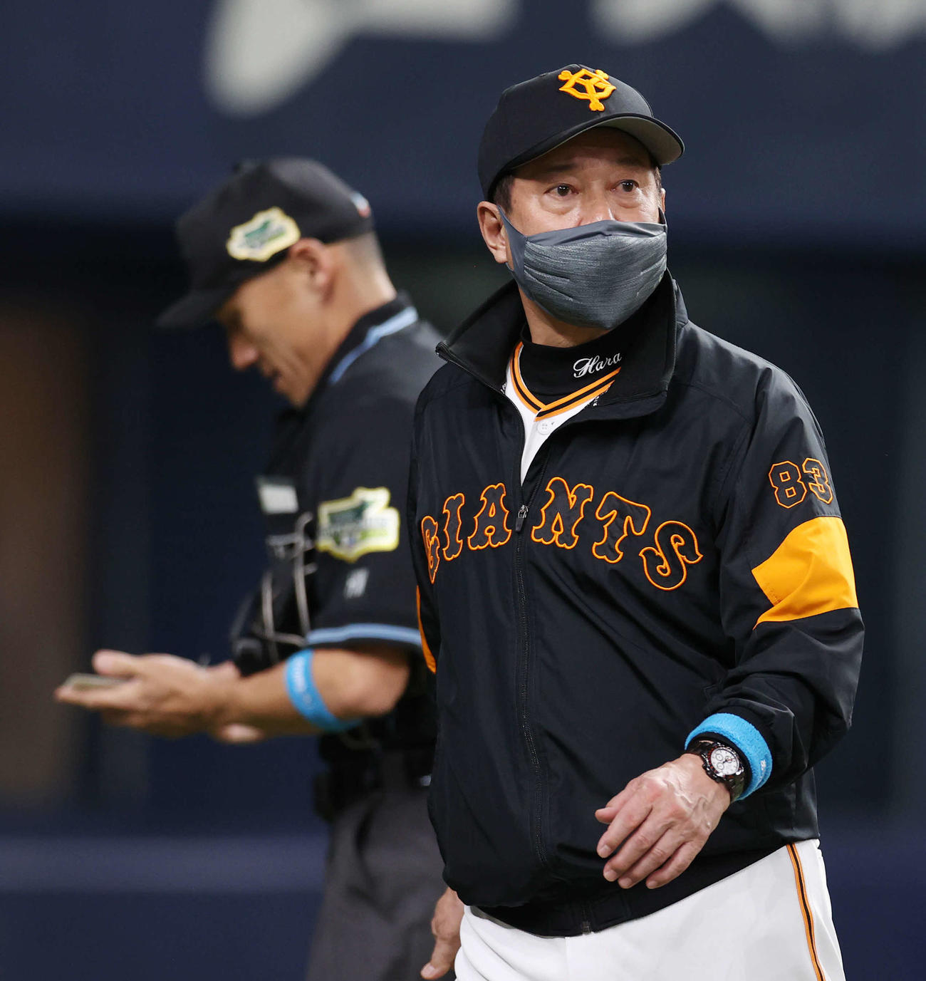 巨人対ソフトバンク　7回表を前に投手交代を告げ引き揚げる原監督（撮影・河野匠）