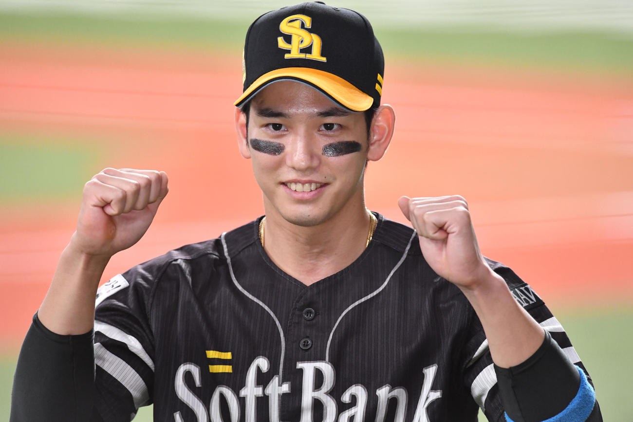 ヒーローになった栗原陵矢はガッツポーズ（撮影・梅根麻紀）