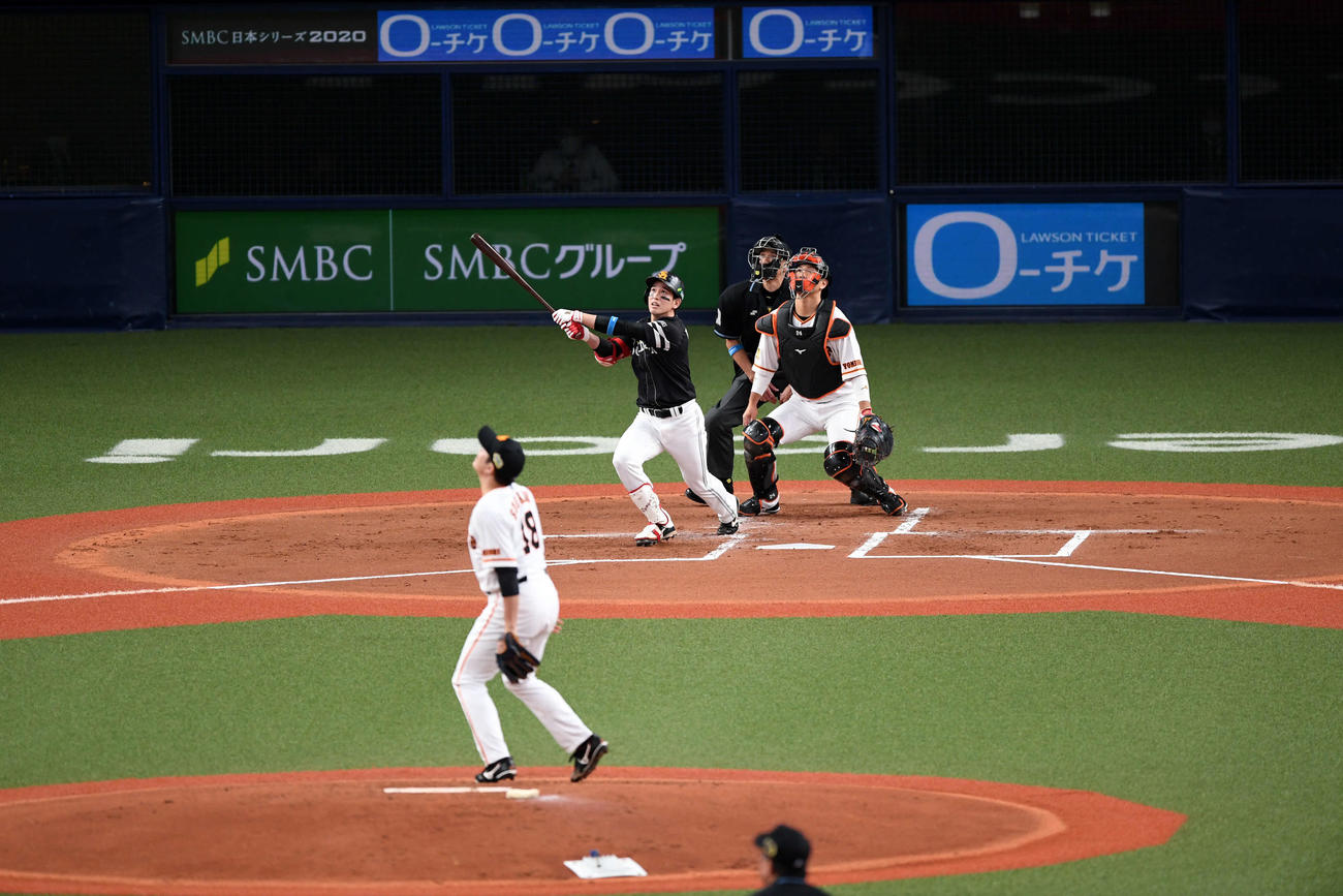 巨人対ソフトバンク　2回表ソフトバンク無死一塁、右越え2点本塁打を放つ栗原。投手菅野（撮影・横山健太）