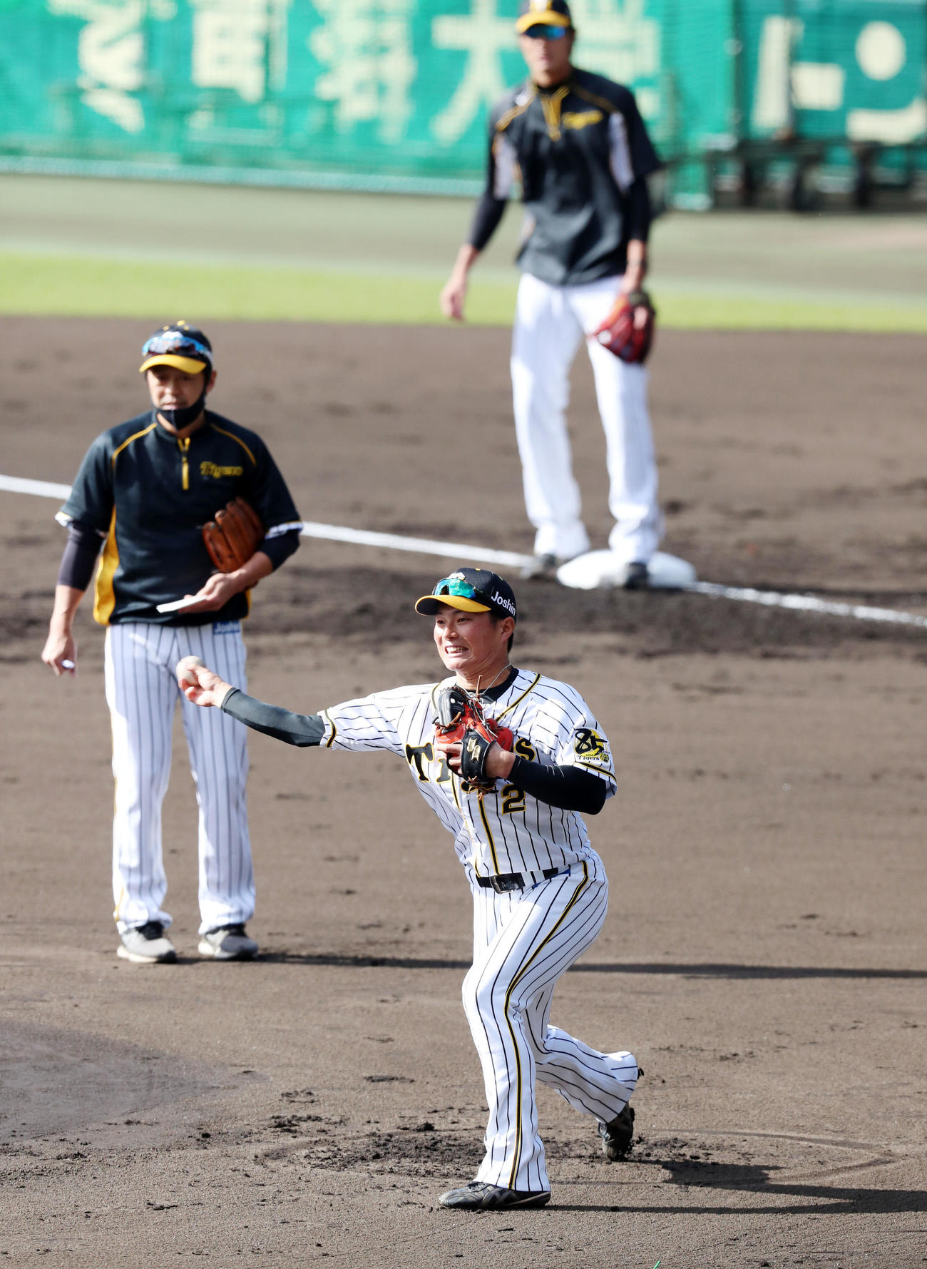 マウンド前に立ちボール回しの練習を行う北條（撮影・加藤哉）