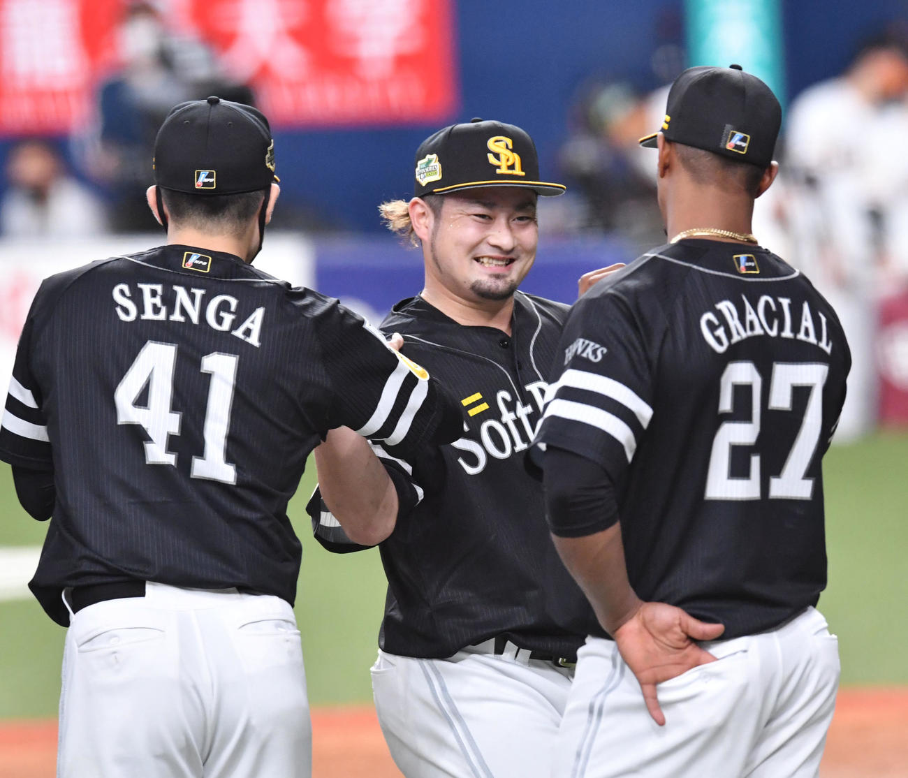 巨人対ソフトバンク　9回に登板した森唯斗は千賀滉大とグータッチ（撮影・梅根麻紀）
