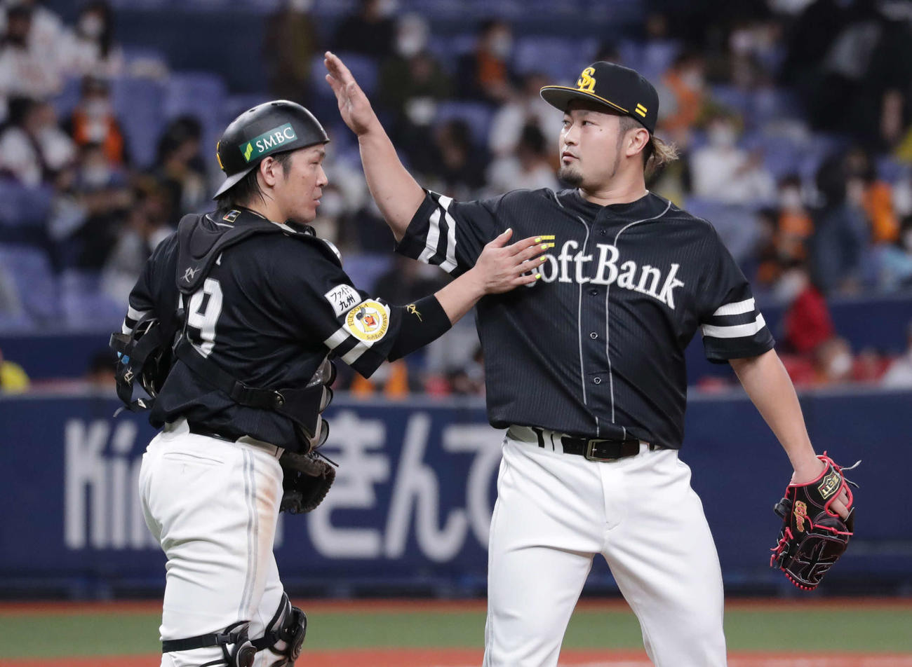 巨人対ソフトバンク　巨人を下し、お互いをねぎらう森（右）と甲斐（撮影・河野匠）