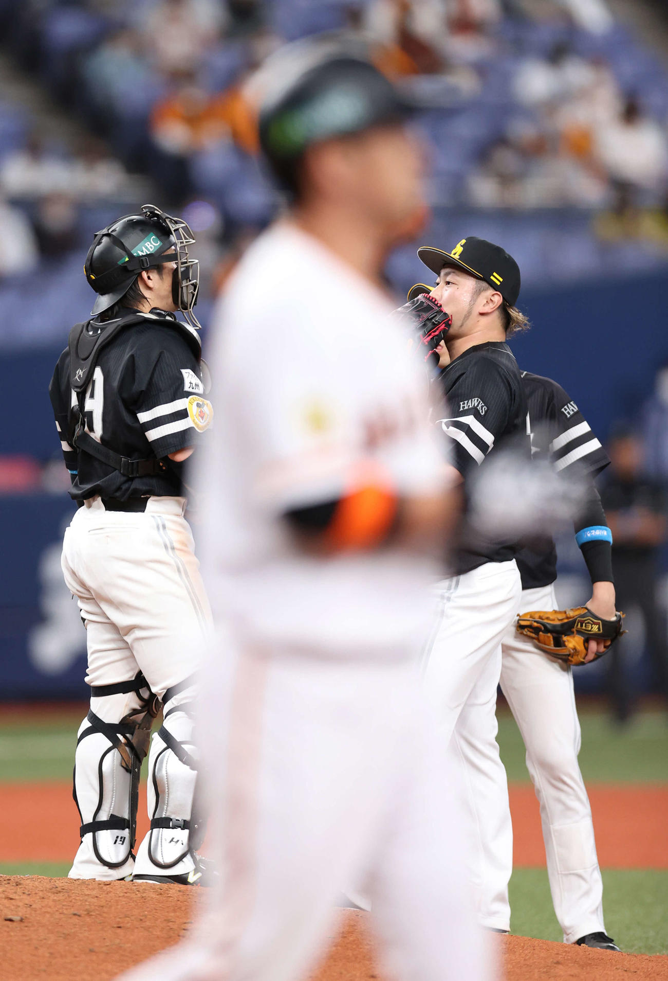 巨人対ソフトバンク　9回裏巨人1死一、二塁、中島（手前）に死球を与え、マウンドで言葉を交わす森（右）と甲斐（撮影・河野匠）