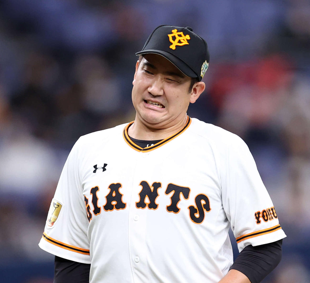 6回表を終え、この回2失点の菅野は険しい表情で引き揚げる（撮影・河野匠）