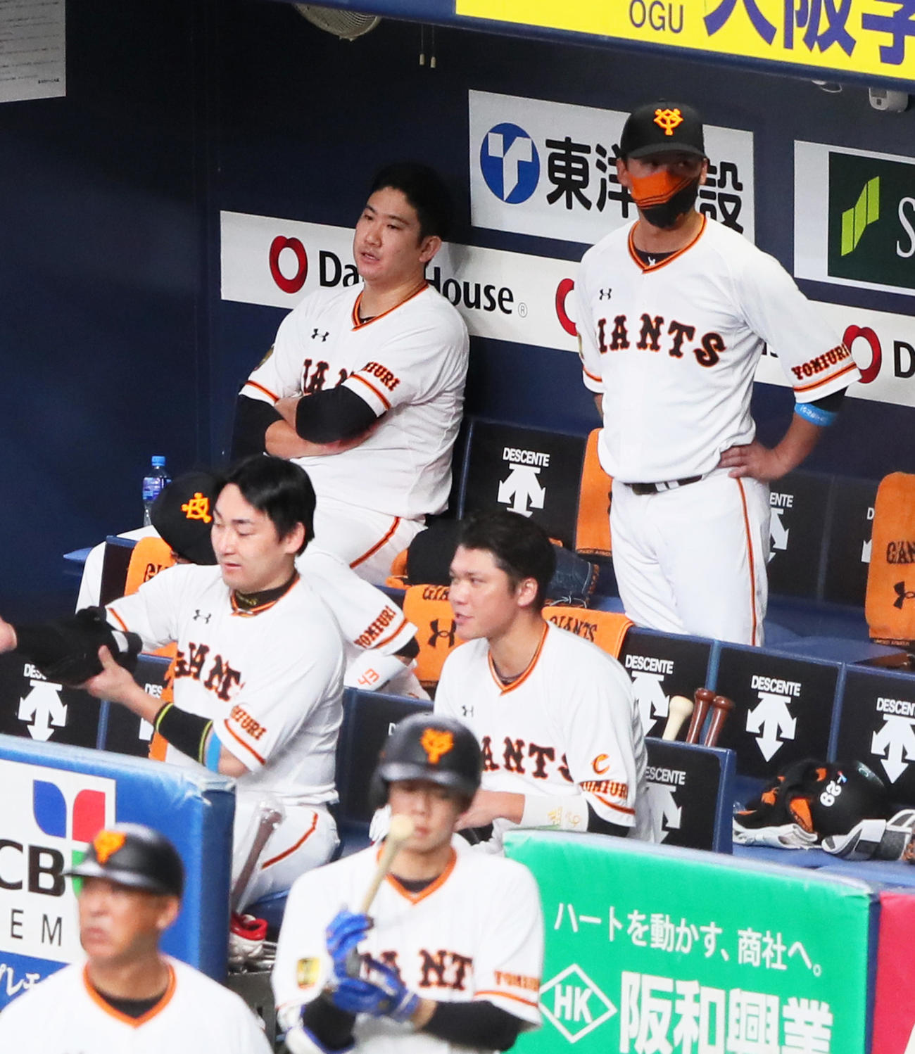 ベンチで渋い表情の菅野（後方左）（撮影・足立雅史）