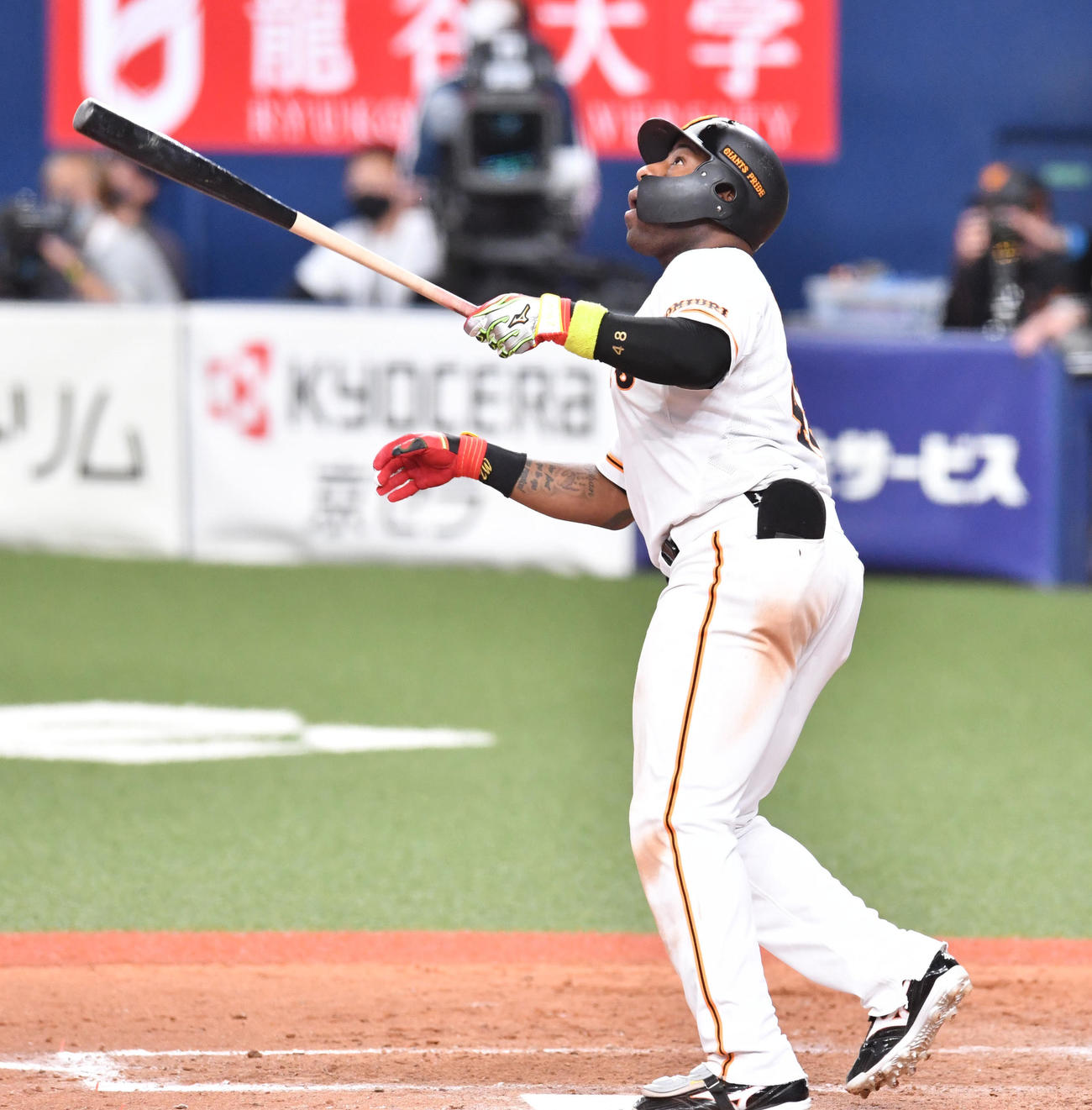 左犠飛を放つウィーラー（撮影・梅根麻紀）