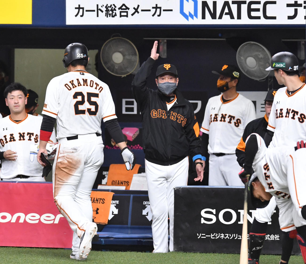 巨人対ソフトバンク　9回裏巨人1死満塁、ウィーラーの左犠飛で生還した岡本を迎えた後、審判に代打をコールする原監督（撮影・梅根麻紀）