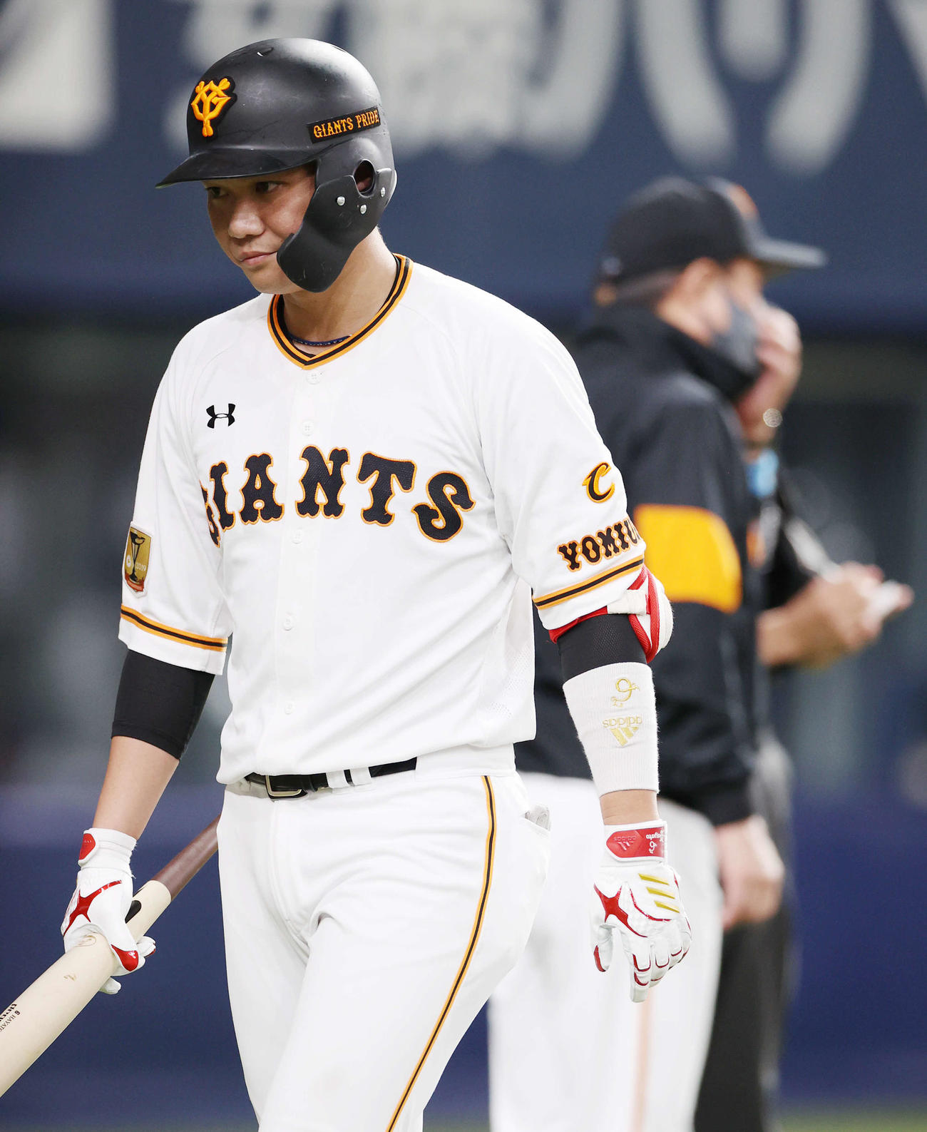 巨人対ソフトバンク　8回裏巨人2死一塁、空振り三振に倒れ悔しそうに引き揚げる坂本（手前）。後方は原監督（撮影・河野匠）