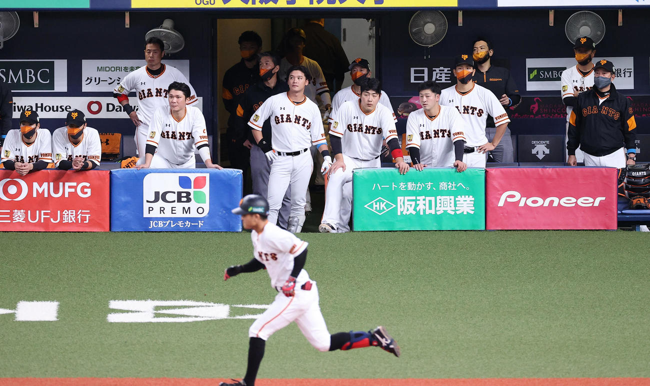 巨人対ソフトバンク　9回裏巨人2死一、二塁、代打田中俊（手前）が投ゴロに倒れ負けが決まりさえない表情の原監督（右端）らナイン（撮影・垰建太）