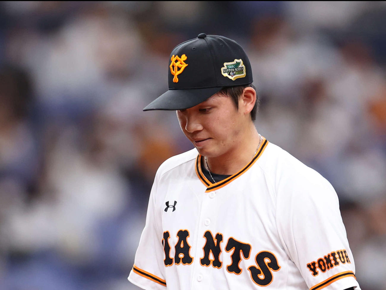 巨人対ソフトバンク　8回表を終え、失点した高橋はうつむきながら引き揚げる（撮影・河野匠）