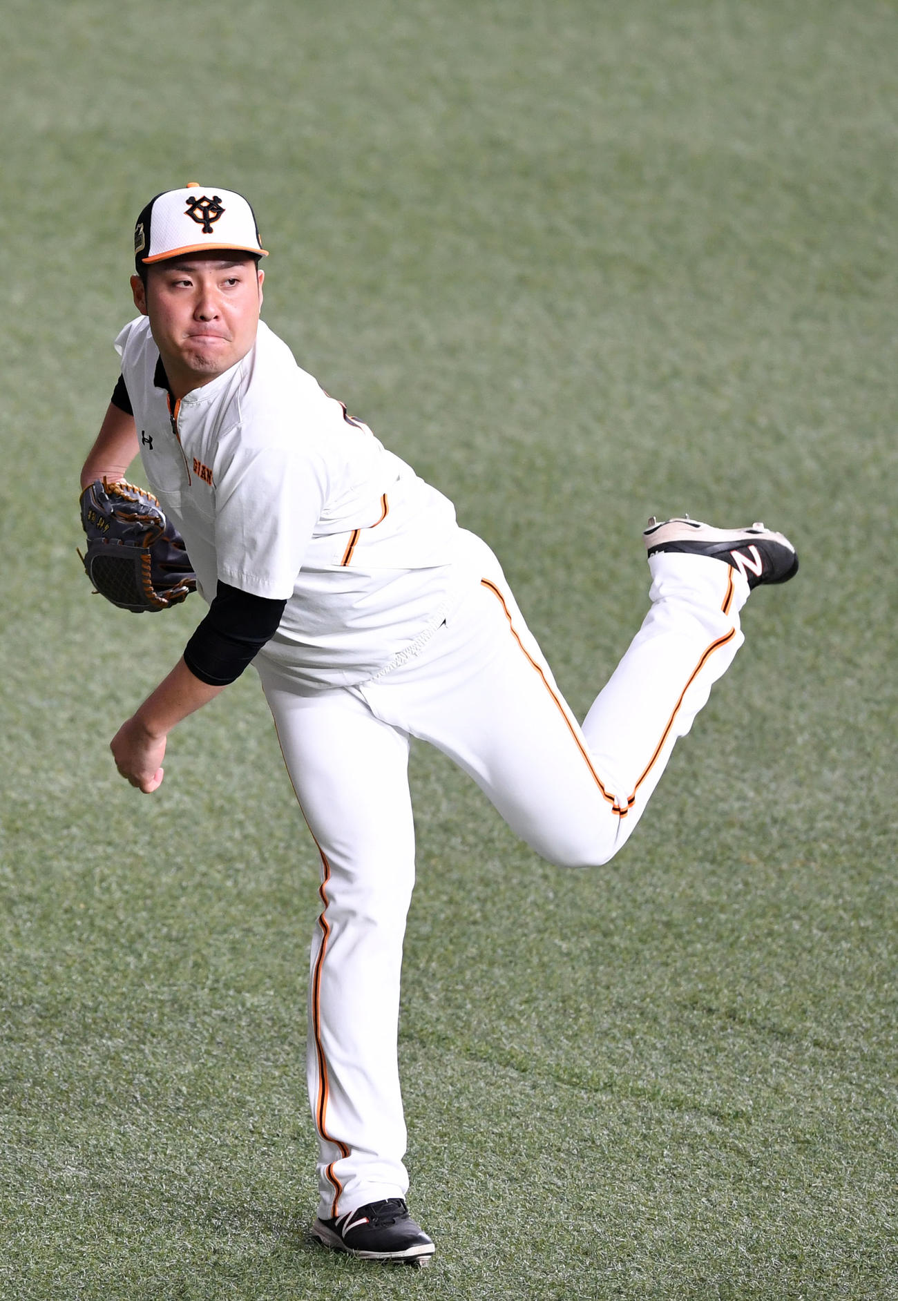 巨人対ソフトバンク　キャッチボールをする巨人今村（撮影・横山健太）