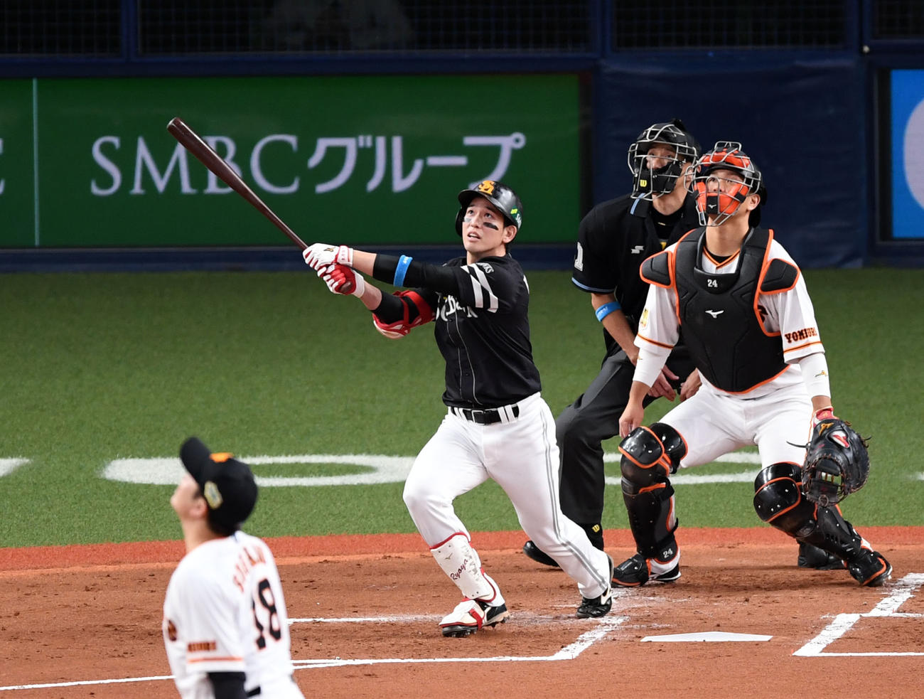 巨人対ソフトバンク　2回表ソフトバンク無死一塁、右越え2点本塁打を放つ栗原（撮影・横山健太）