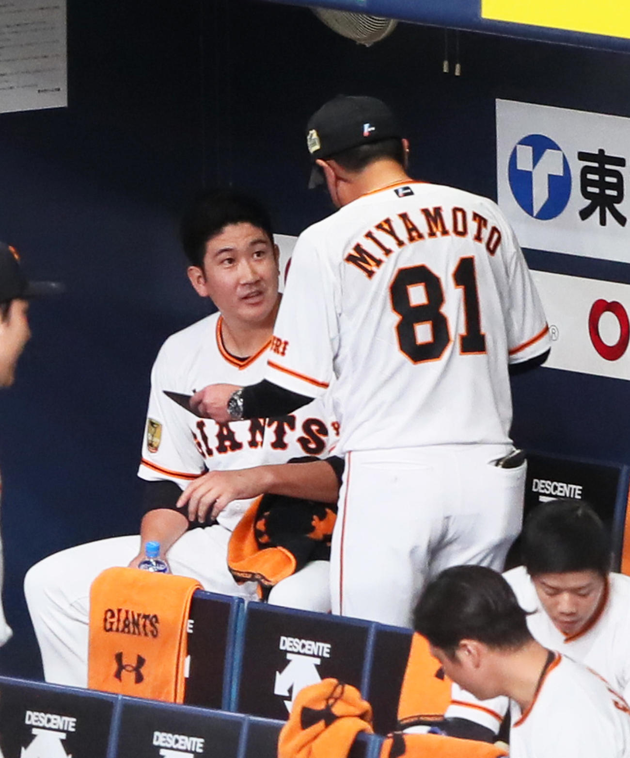 巨人対ソフトバンク　初回を無失点に抑えた菅野（左）は宮本コーチの言葉に耳を傾ける（撮影・足立雅史）