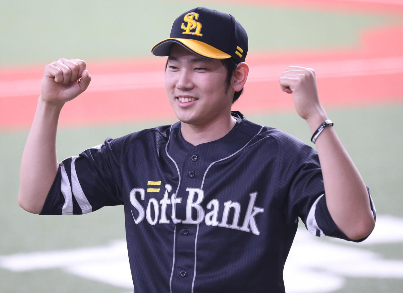巨人対ソフトバンク　勝利投手となった石川柊太はガッツポーズ（撮影・梅根麻紀）