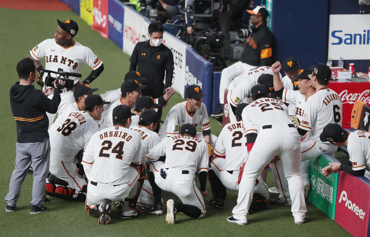 巨人対ソフトバンク　試合前、中島（右から3人目）の声出しで円陣を組む巨人ナイン（撮影・前田充）