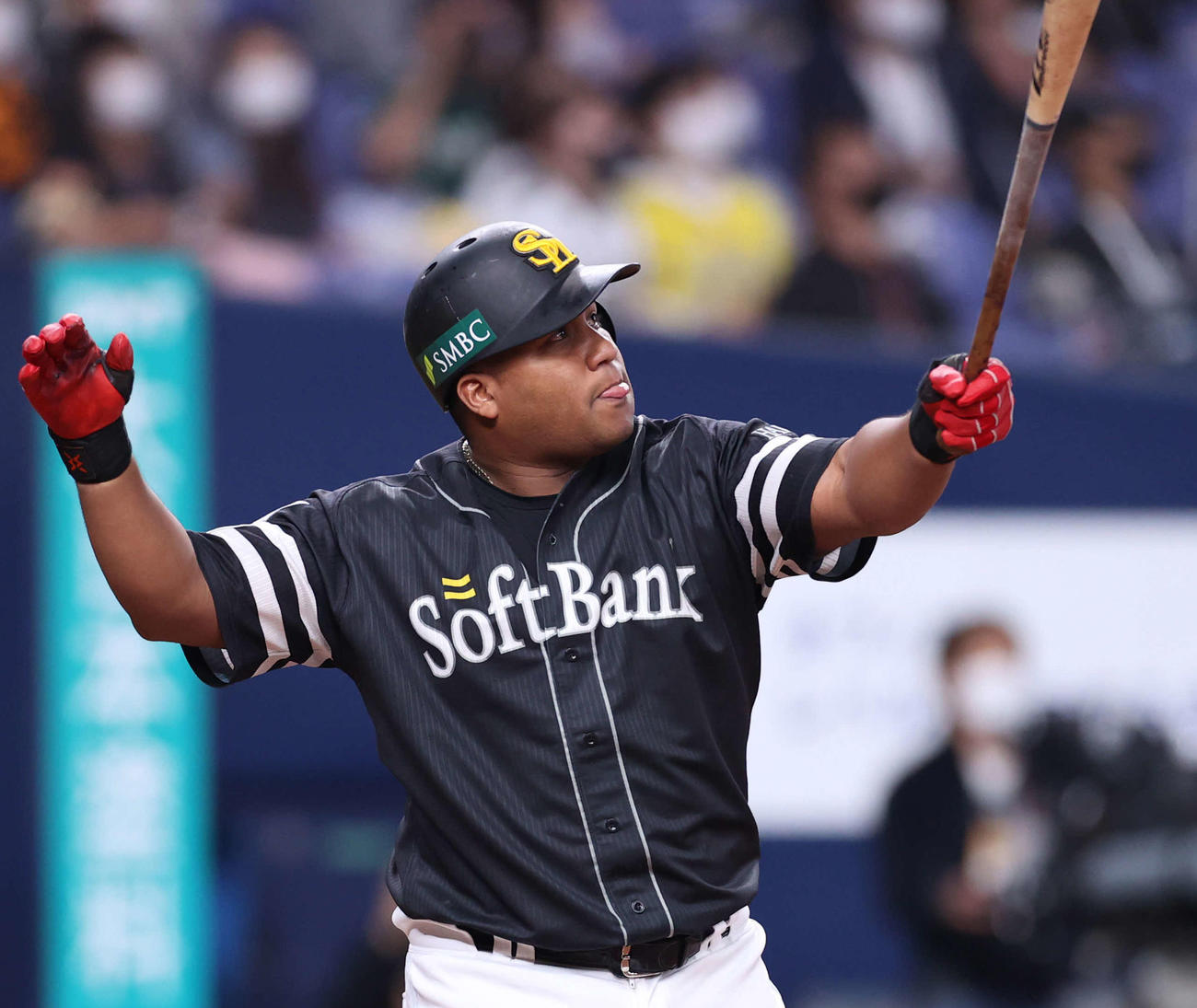 巨人対ソフトバンク　7回表ソフトバンク1死満塁、右中間に満塁本塁打を放つデスパイネ（撮影・河野匠）