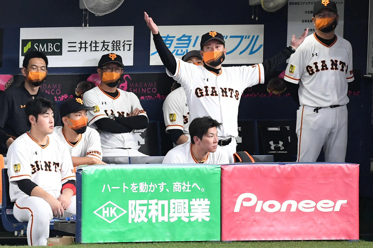 巨人対ソフトバンク　9回裏巨人2死、ウィーラーの二ゴロはリクエストするも覆らず両手を広げる原監督（右から2人目）（撮影・横山健太）
