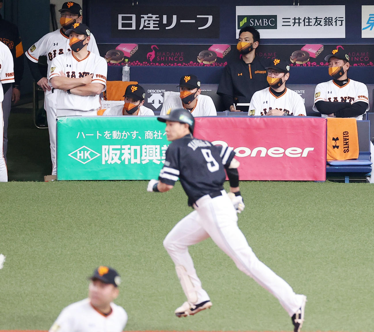 巨人対ソフトバンク　1回表ソフトバンク1死一塁、柳田（中央）に先制の適時二塁打を許し渋い表情で打球を見つめる原監督（右端）（撮影・垰建太）