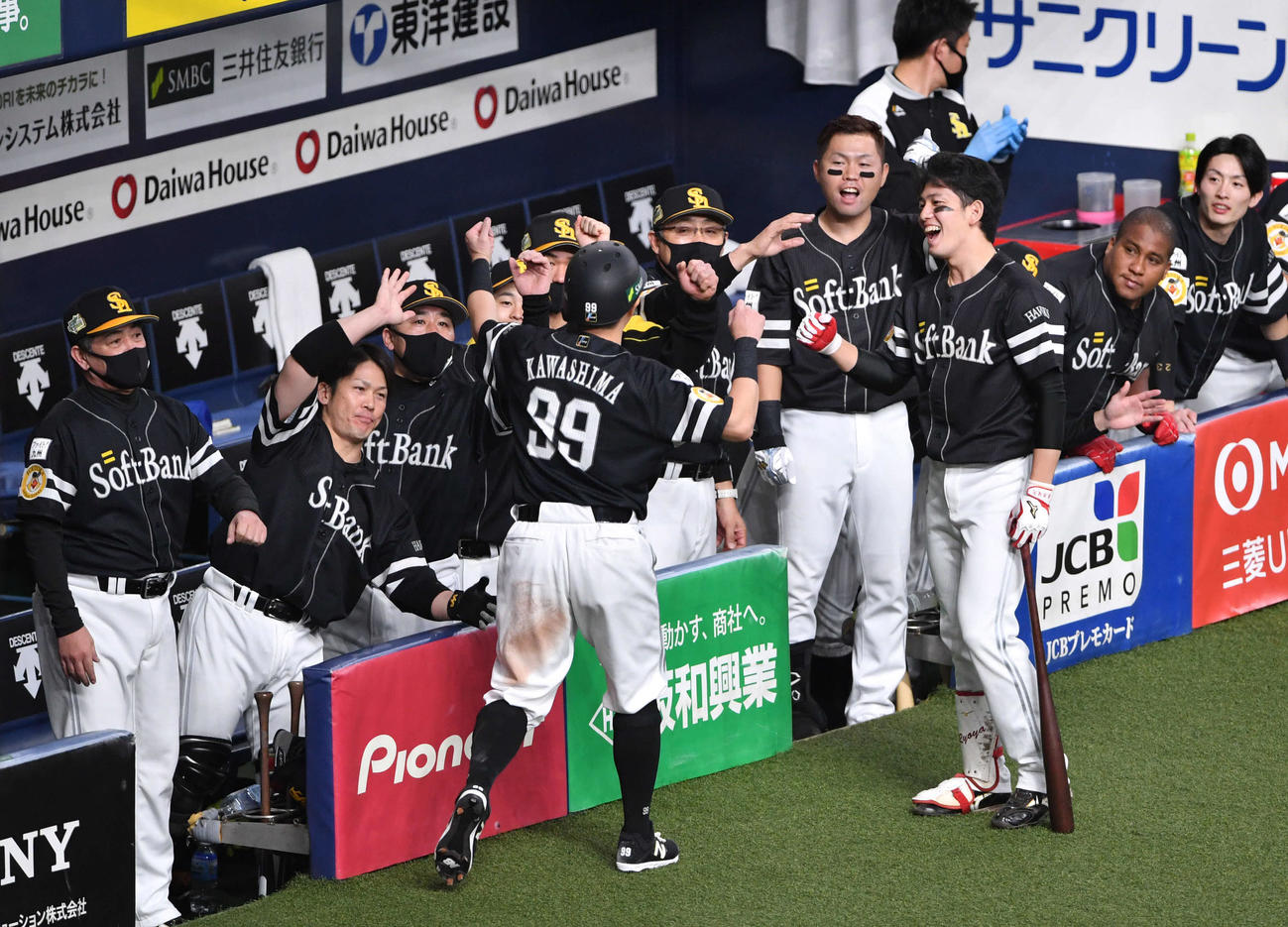 日本シリーズ巨人対ソフトバンク第2戦　1回表ソフトバンク1死一塁、柳田の中越え二塁打で先制のホームを踏んだ川島（背番号99）を笑顔で迎えるソフトバンクナイン（撮影・岩下翔太）