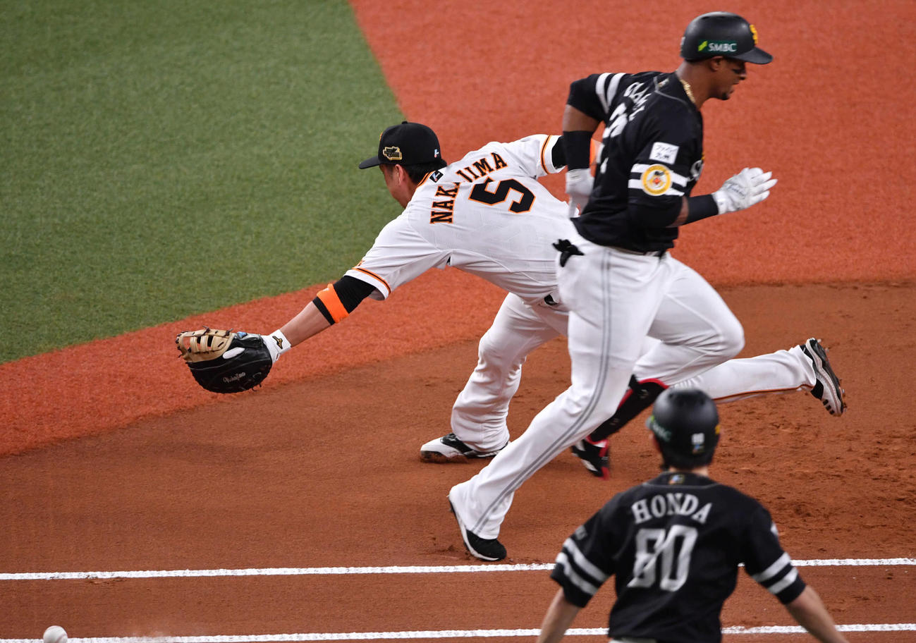 日本シリーズ巨人対ソフトバンク第2戦　1回表ソフトバンク1死二塁、グラシアル（右）の二塁内野安打で吉川尚が悪送球、二塁走者が生還した（撮影・岩下翔太）