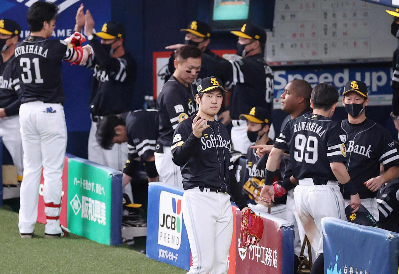 巨人対ソフトバンク　1回表ソフトバンク1死一塁、柳田の適時打で先制しベンチ前で表情を引き締める石川（撮影・垰建太）