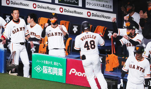 巨人対ソフトバンク　5回裏巨人1死一塁、右越え2点本塁打を放ったウィーラー（中央右48）をグータッチで迎える原監督（中央右端）（撮影・足立雅史）