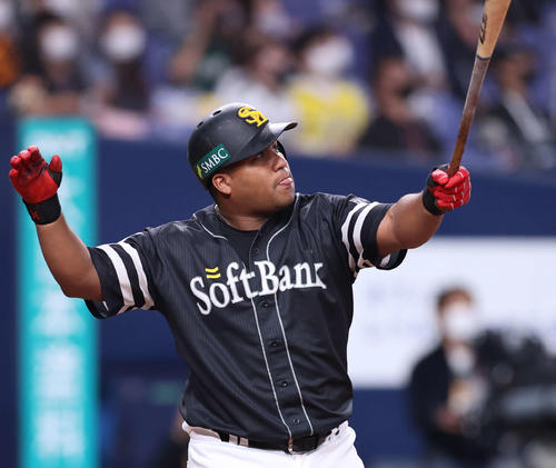巨人対ソフトバンク　7回表ソフトバンク1死満塁、右中間に満塁本塁打を放つデスパイネ（撮影・河野匠）