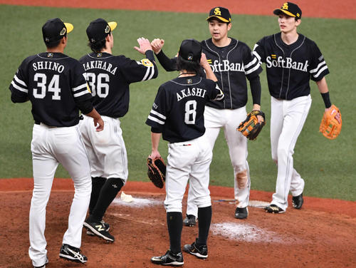巨人対ソフトバンク　巨人に連勝し、タッチを交わすソフトバンクナイン（撮影・岩下翔太）
