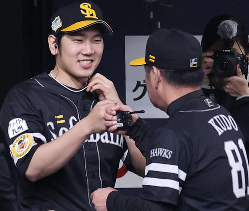 巨人対ソフトバンク　巨人を下し、お立ち台に向かう勝利投手の石川（左）は工藤監督とグータッチを交わす（撮影・河野匠）