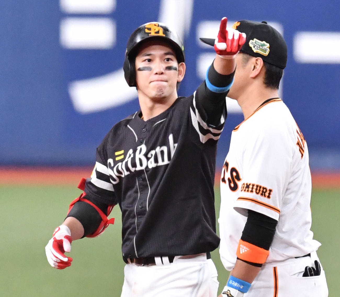6回表ソフトバンク2死一、三塁、栗原は左中間への2点適時二塁打を放ちベンチにアピール（撮影・梅根麻紀）
