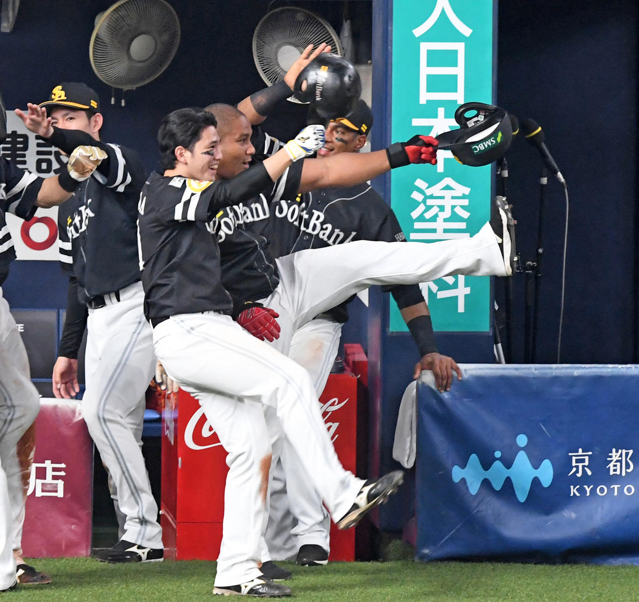 7回表ソフトバンク1死満塁、デスパイネは右中間に満塁本塁打を放ちポーズを決める（撮影・前岡正明）