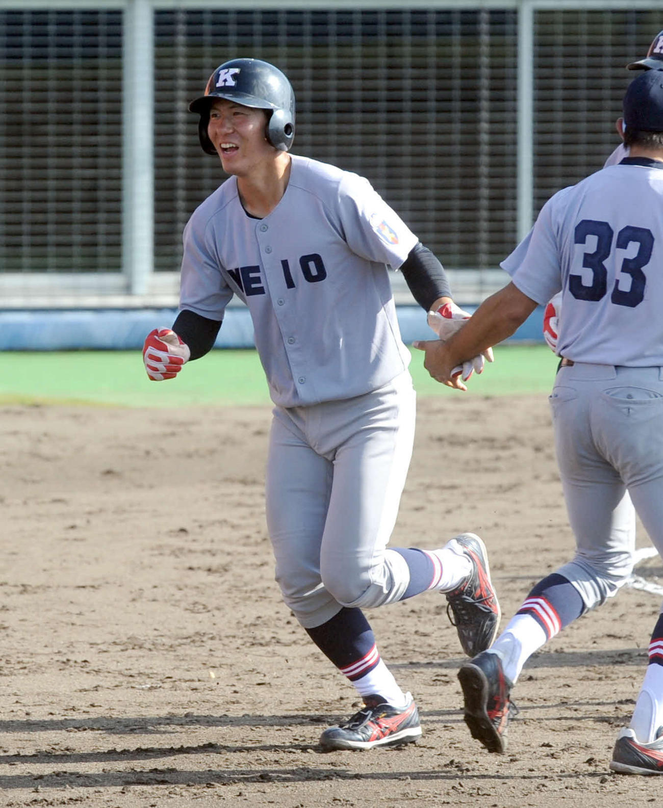 静岡大戦でチームメートの適時打で生還し、笑顔の慶大・斎藤来