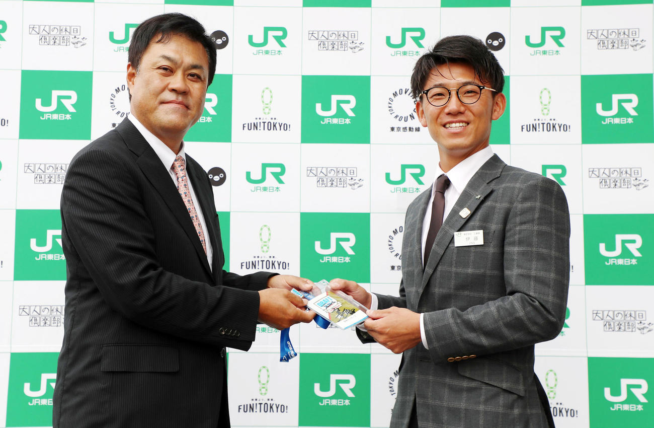 矢野監督直筆のサイン入りドラフト入場証を手渡されたドラフト2位伊藤将司（2020年10月28日）